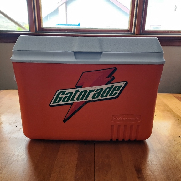 Standard size gatorade vintage rubbermaid cooler - Picture 1 of 7